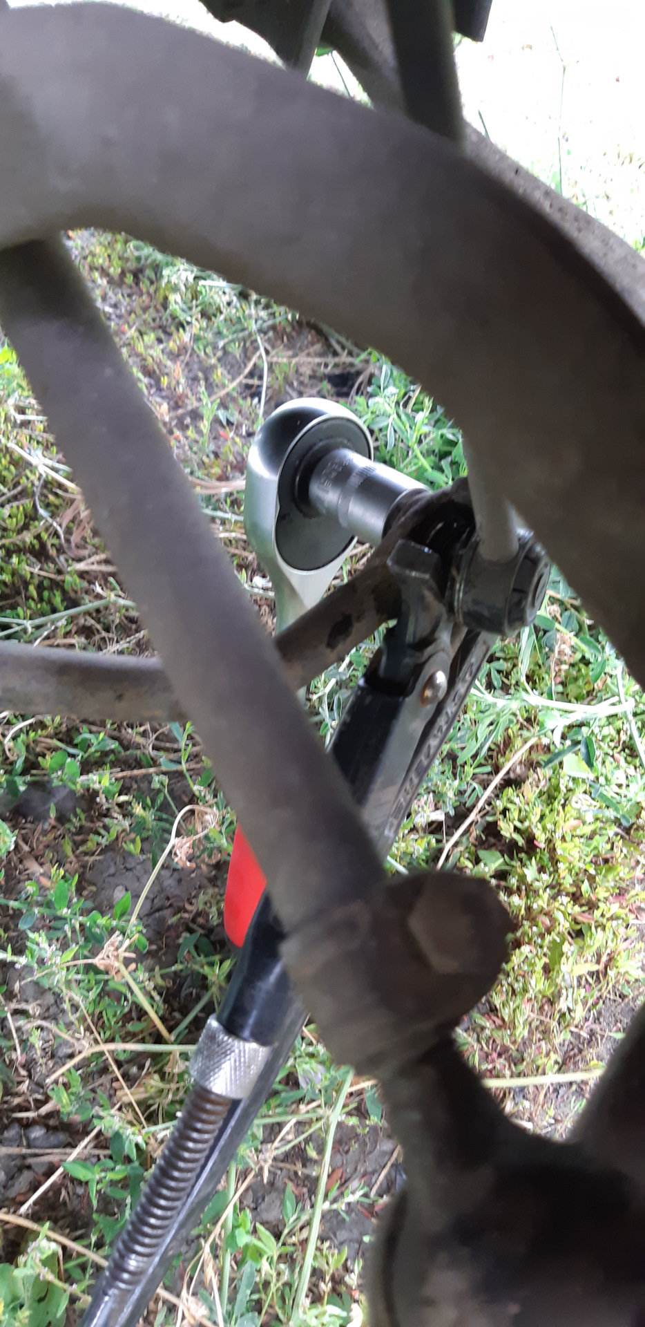 9 Снимаем стойку стабилизатора головка на 17 и рожковый на 17 не мог открутить использовал газовый ключ — BMW 5 series (E34)