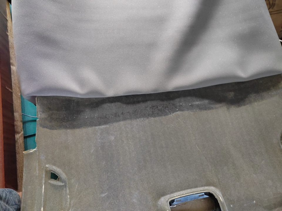 Намазал клей тонким слоем на матрицу и на ткань, приложил, разгладил параллельно прогревая феном (рекомендуется 300 градусов) — Volkswagen Golf Mk5