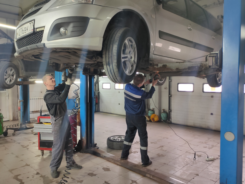 Замена пыльника правого наружнего шрус. Ремонт кронштейнов глушителя ...