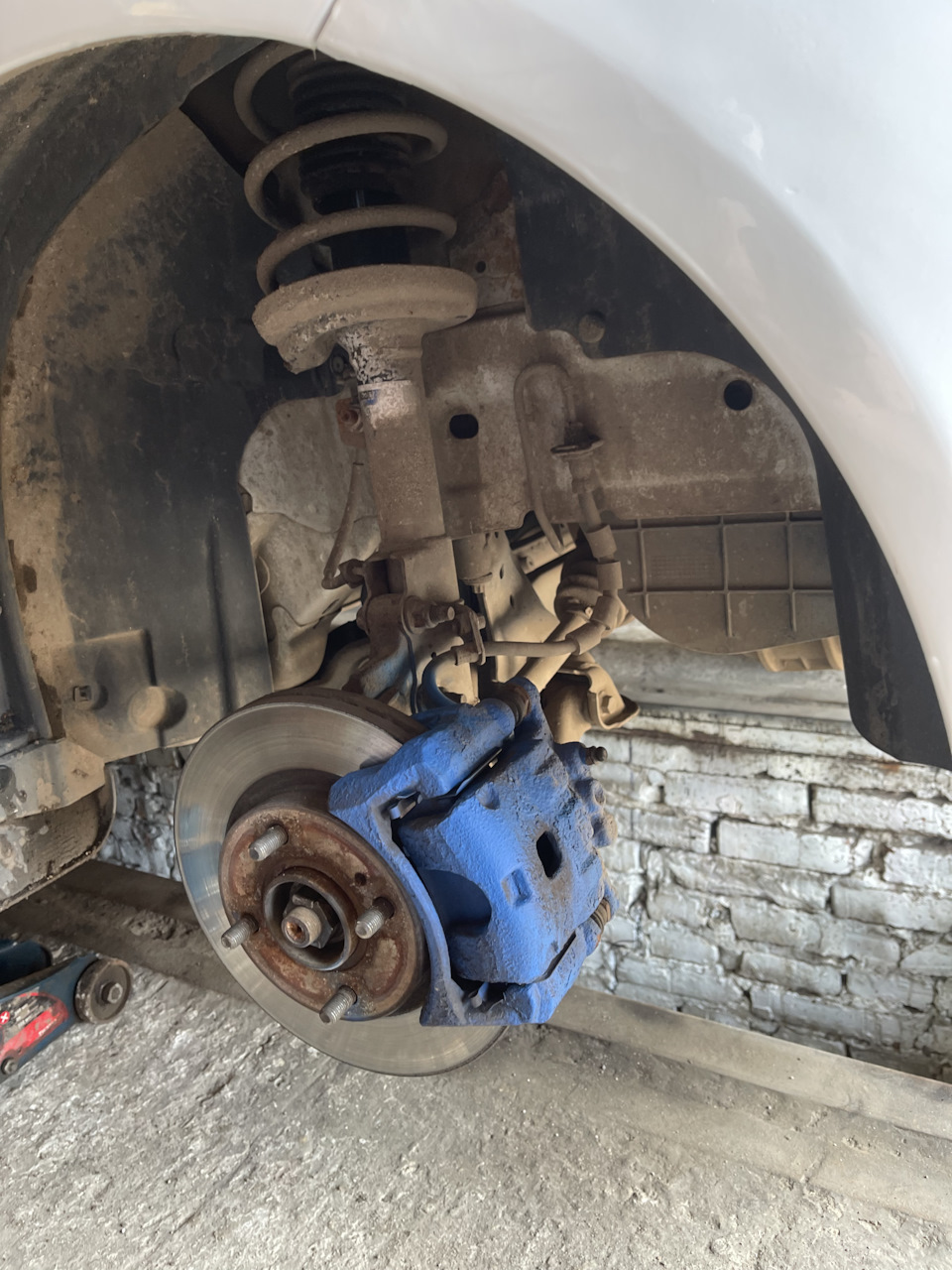 Замена тормозных дисков и колодок — Ford Fiesta (Mk VI), 1,6 л, 2008 ...