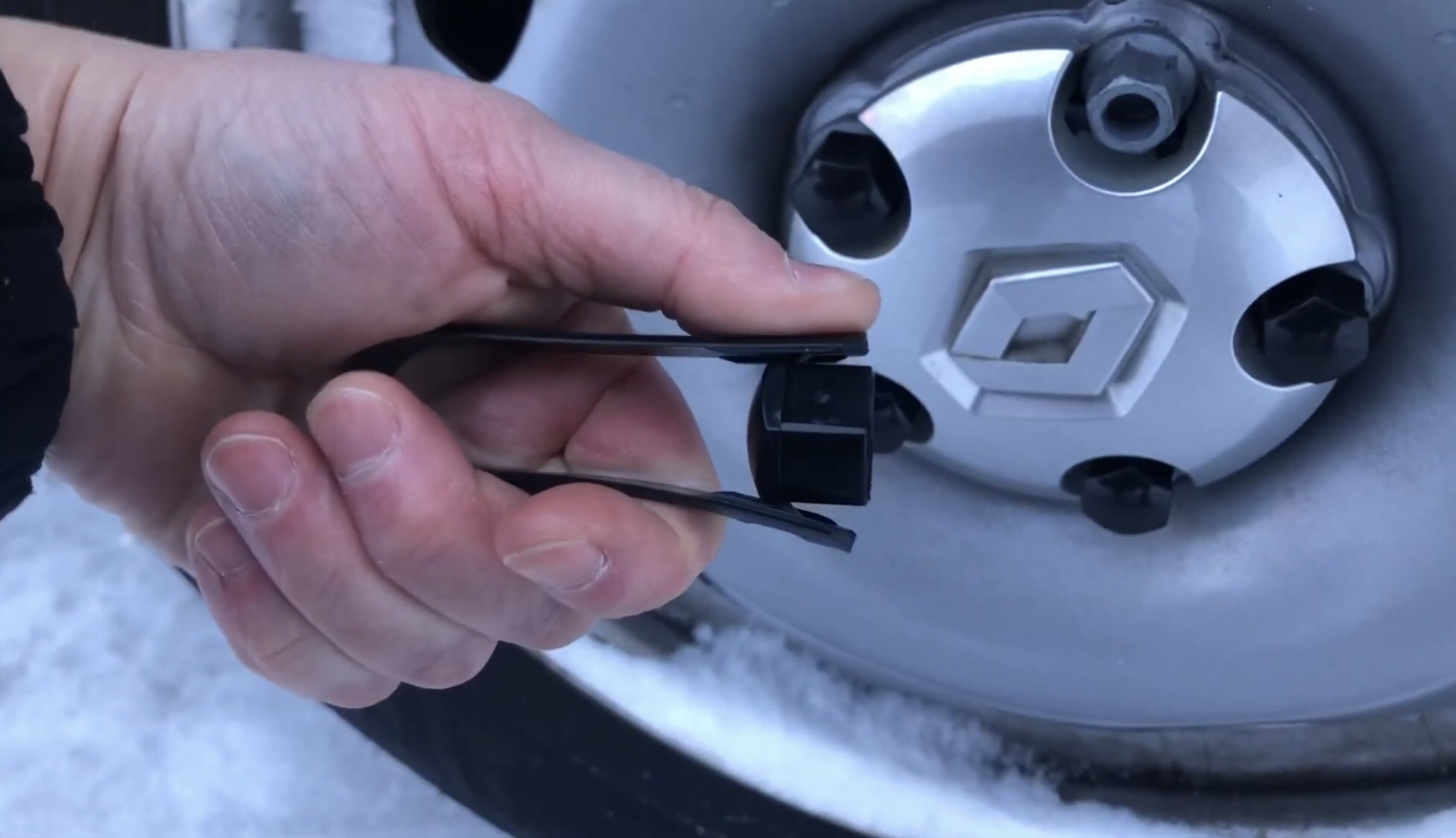 Колпачки на болты колеса — Renault Duster (2G), 1,6 л, 2021 года ...