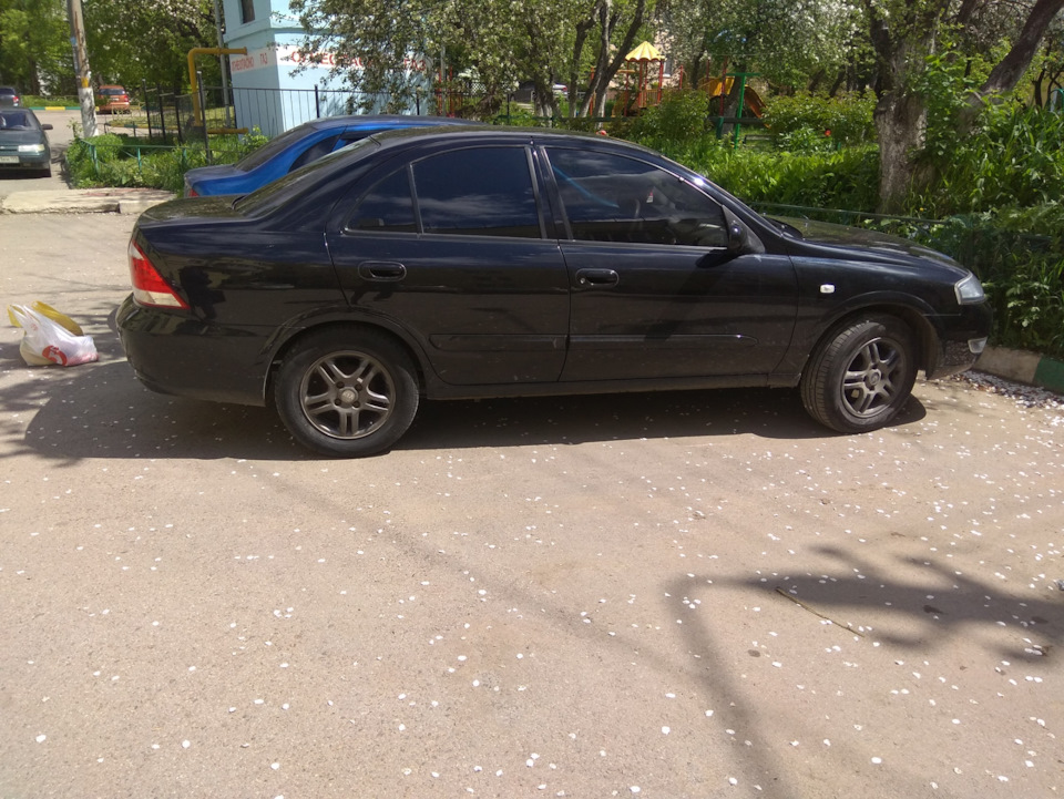 На темных дисках — Nissan Almera Classic (B10)