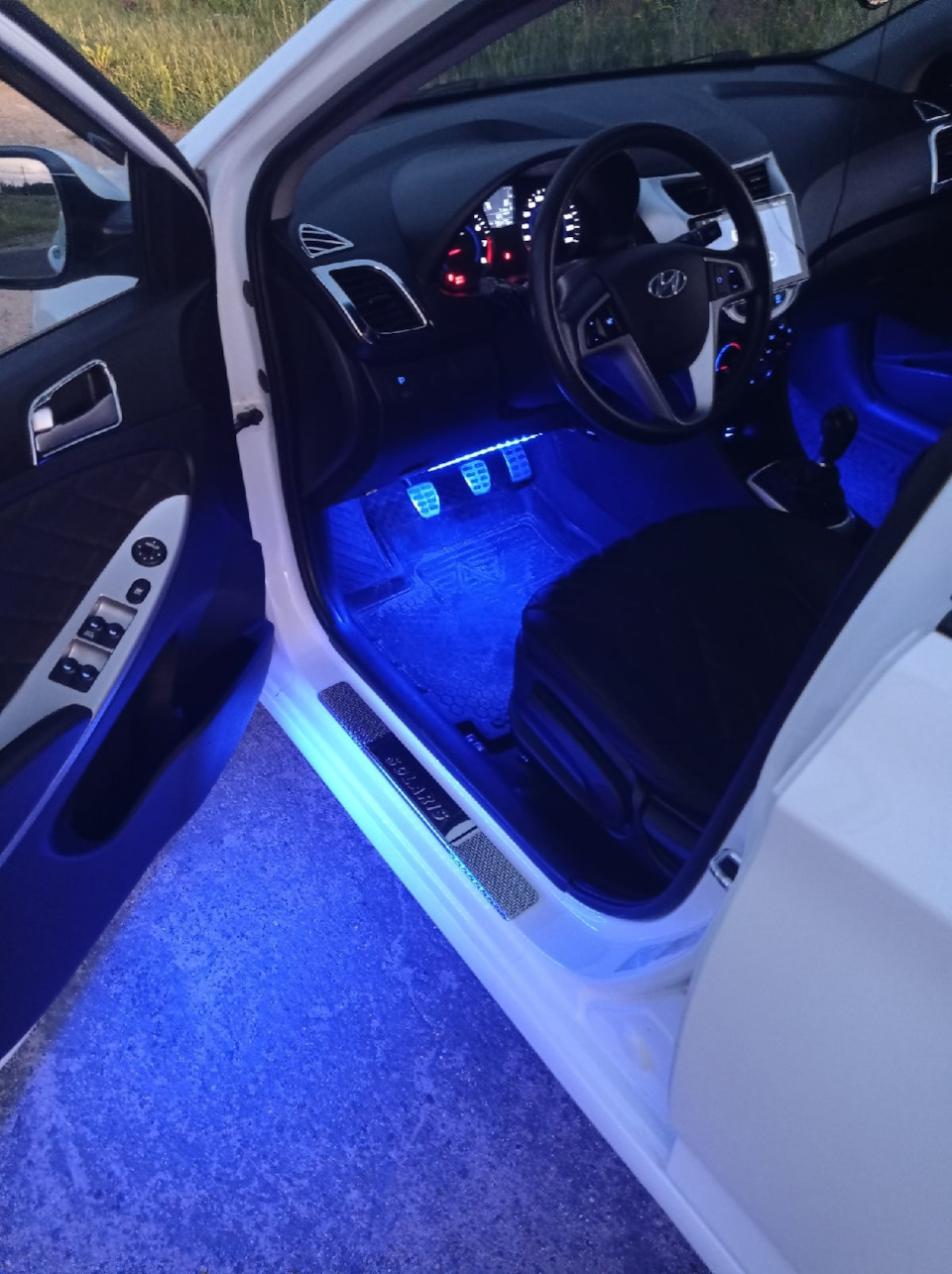 Подсветка салона синий цвет и синяя подсветка номера — Hyundai Solaris ...