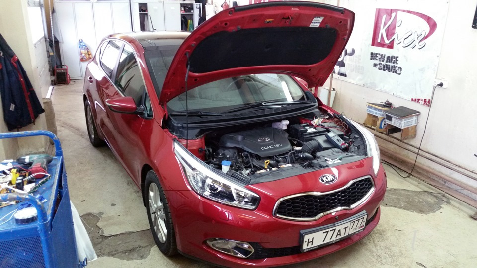 Сел новый аккумулятор. Kia Ceed открытый капот. Аккумулятор Киа Рио под капотом. Киа СИД С открытым капотом. Открытый капот Киа СИД 2019.