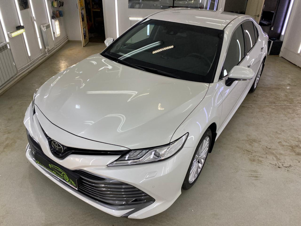 Toyota Camry 2021 белая