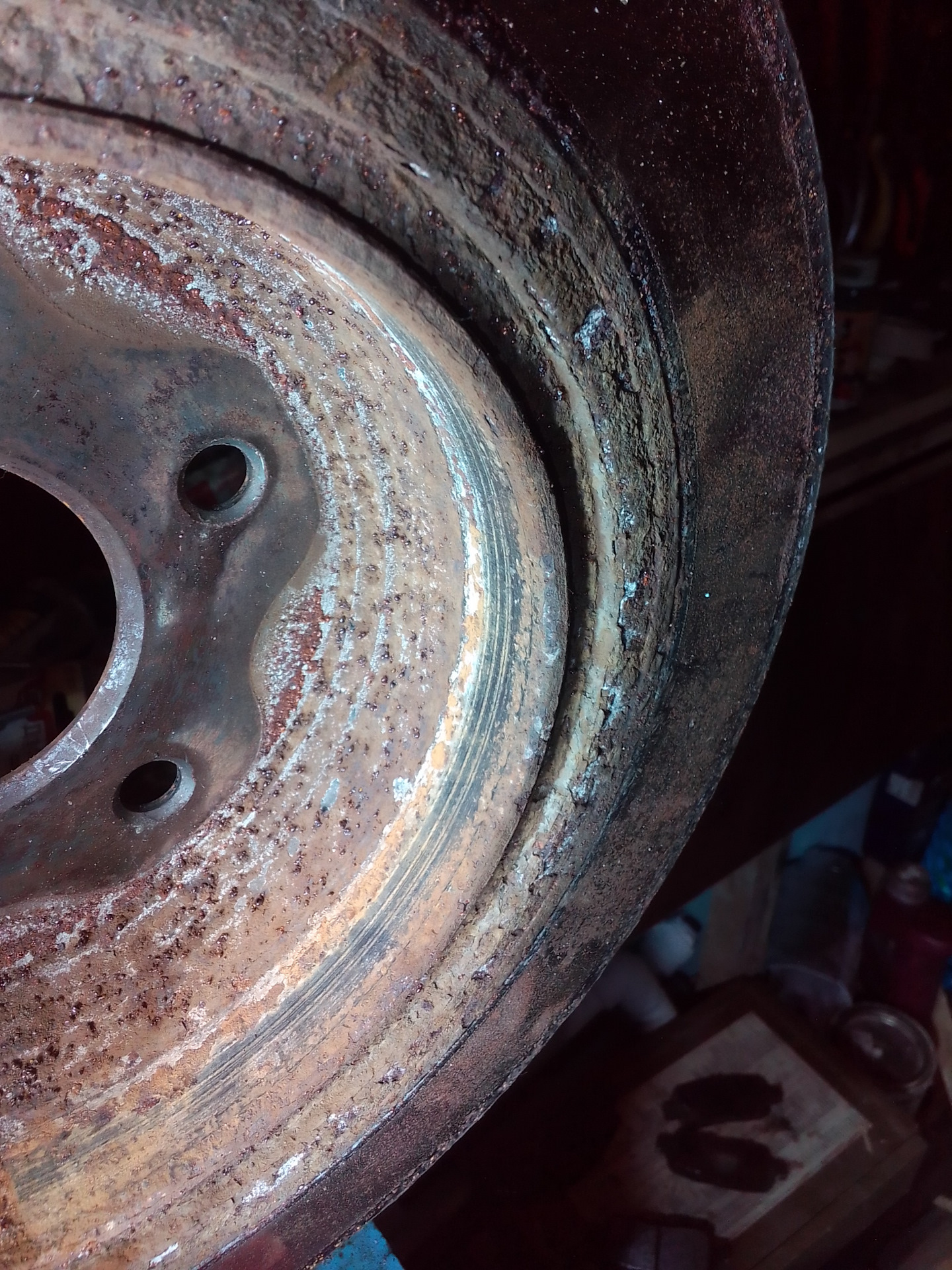 Расслоился диск тормозной передний. Колодки зажали тормозной диск. Сорвал резьбу на суппорте прокачки тормозов. Чем пережать тормозной шланг при ремонте суппорта. Колодки зажали тормозной диск.