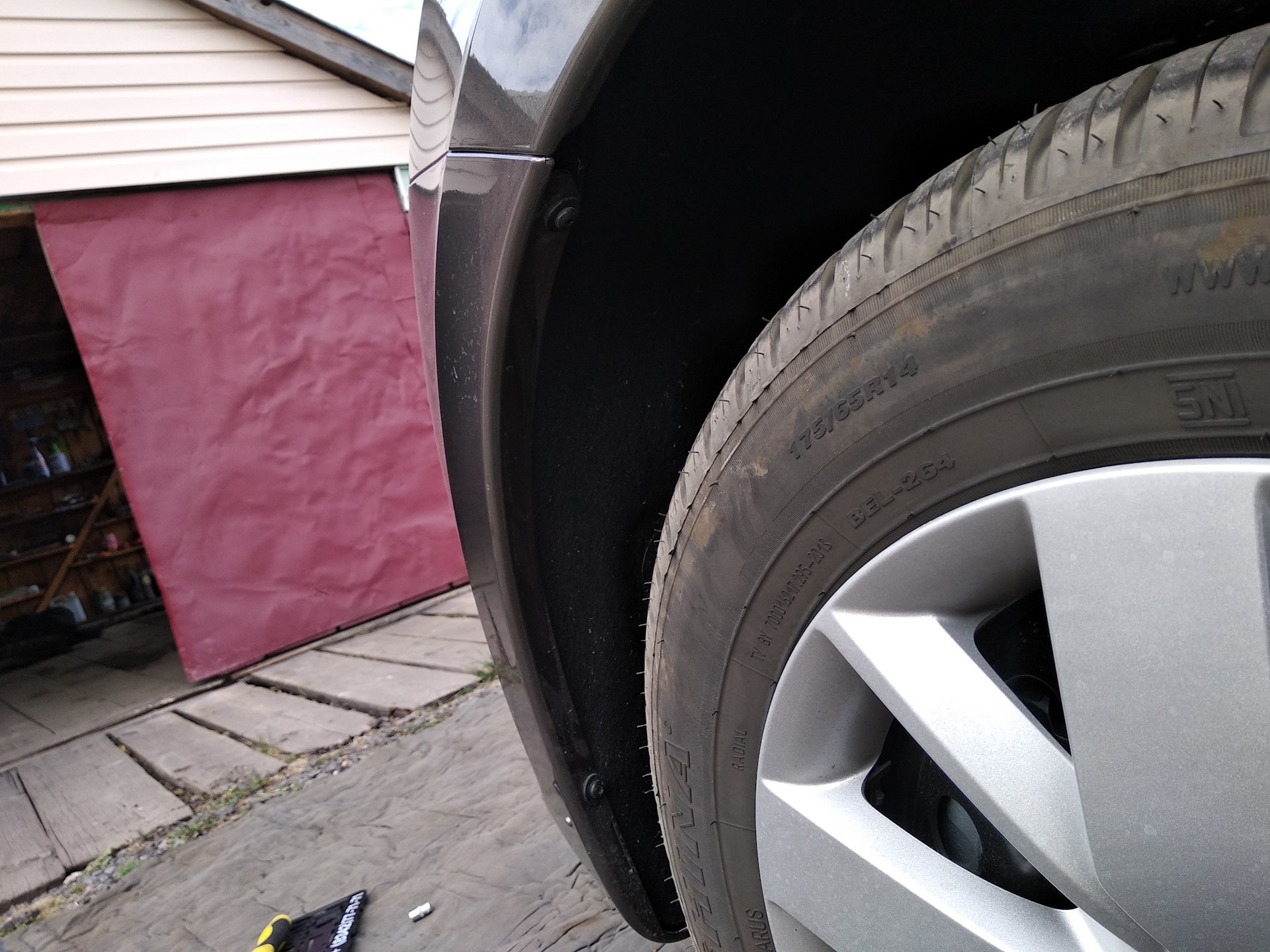 штатные диски лансер 10. колеса бампера. царапина на машине на бампере. колеса бампера. следы от колеса на бампере.