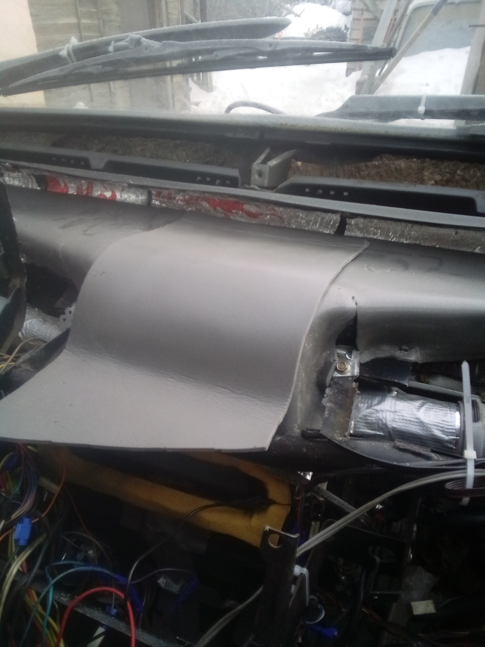 Серёжку накрыл вторым листом. Толщина 3 мм. Напуск над центральными воздуховодами отрезать не стал, чтоб из щели меньше дуло. — Lada 2120 Надежда