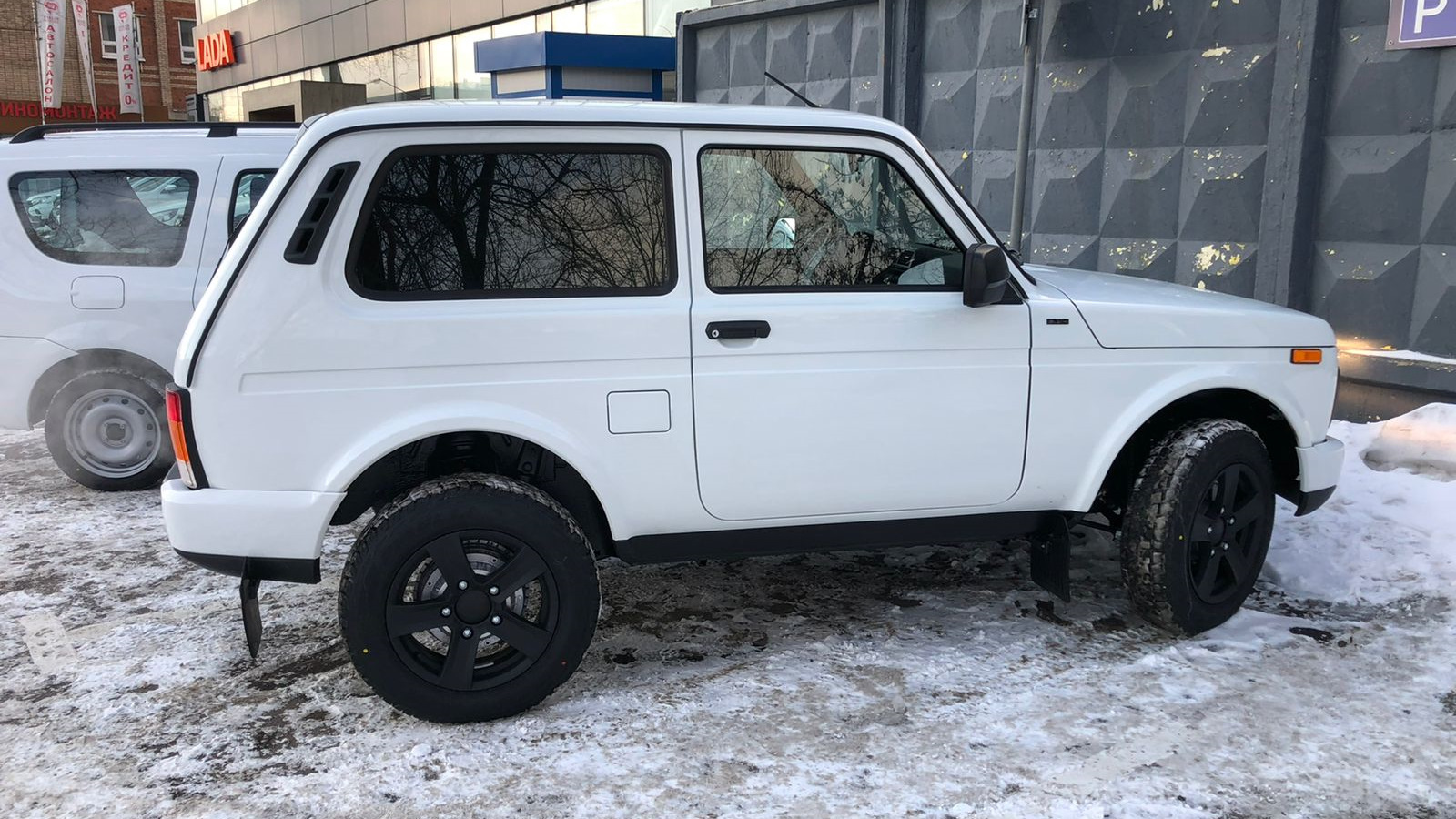 Lada 4x4 3D 1.7 бензиновый 2021 | Белая на чёрном на DRIVE2