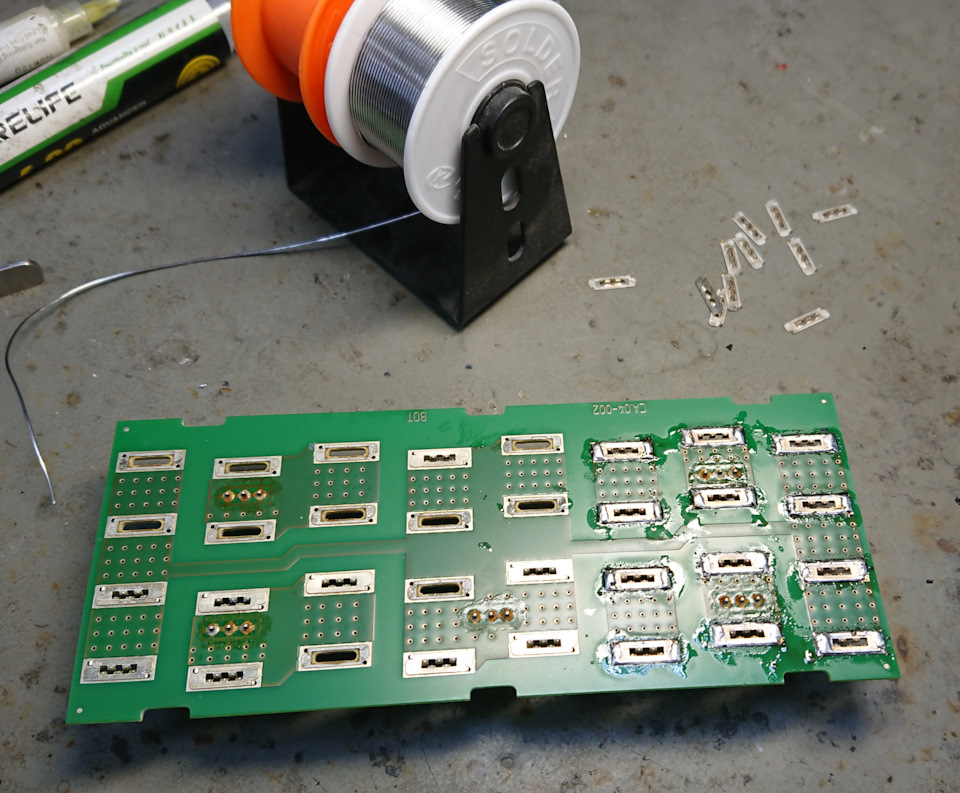 начинаю пропаивать пружинные контакты — Nissan Leaf (1G). Запчасти на фото: CA04002