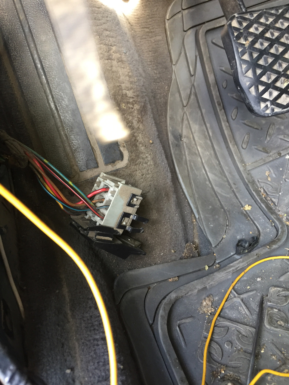 Ребят может кто подсказать, у кого это реле стоит ? Нужен цвет и корпус ...