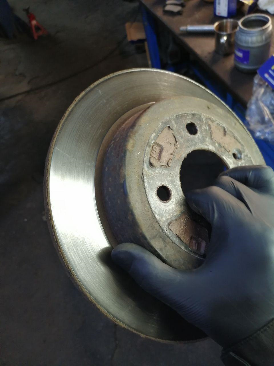 Задние тормозные диски полагаю можно было бы и не менять, но это всего две с половиной тысячи рублей и у меня новый комплект вкруг. Решил если и менять, то сразу всё, т.е. это больше моя перестраховка — KIA Rio (4G)