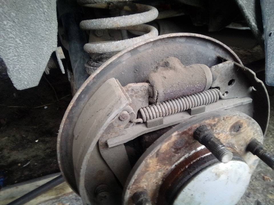 А вот почему у меня не было ручника и следов т.ж. на барабане. — Lada 2120 Надежда