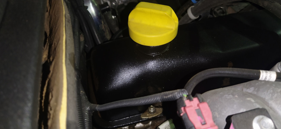 Подтекает масло с клапанной крышки — Lada Niva Travel, 1,7 л, 2021 года ...