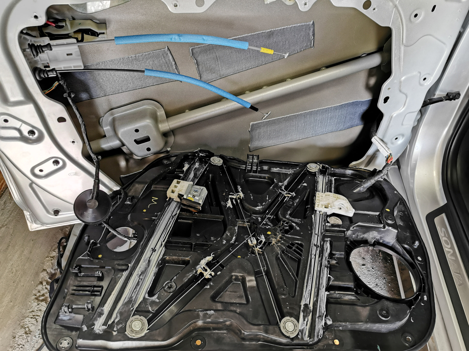 дверь хендай соната. хендай акцент 2 динамик в передней двери правая. передней двери на старекс. привод центрального замка hyundai sonata ef. как снять дверь соната.