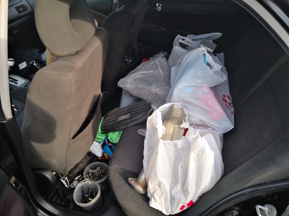 Вот такой был беспорядок в салоне еще до начала сборки двигателя. Багажник был тоже забит полностью. — Mitsubishi Lancer IX