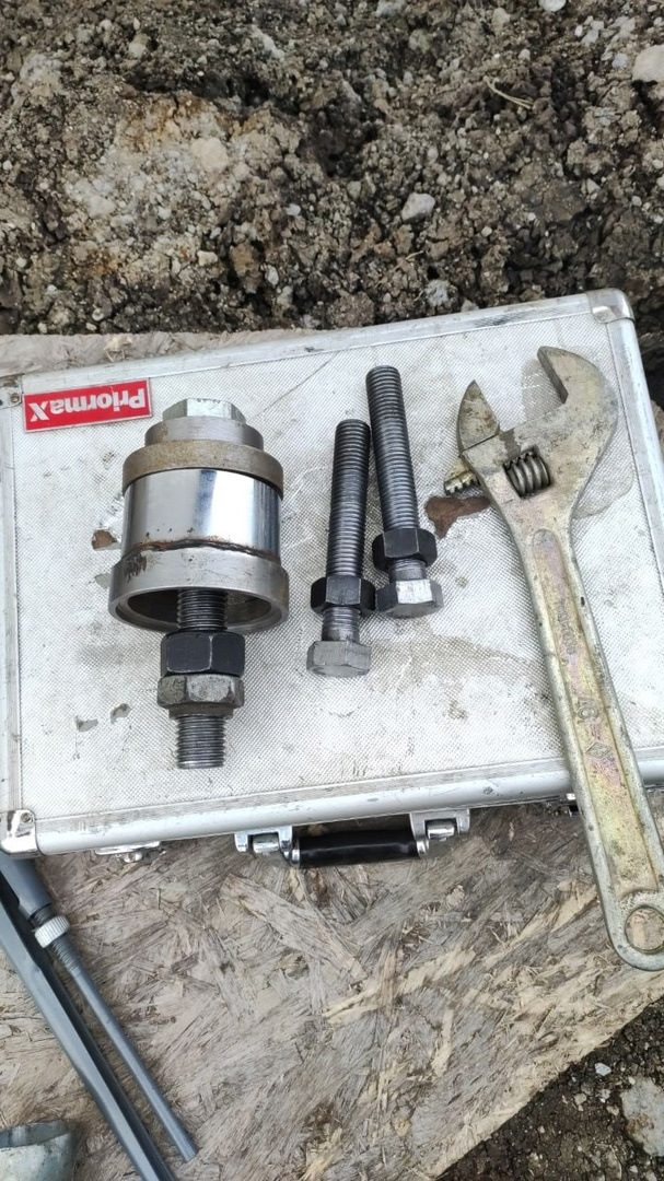 Замена заднего ступичного подшипника с помощью съемника, без снятия ...