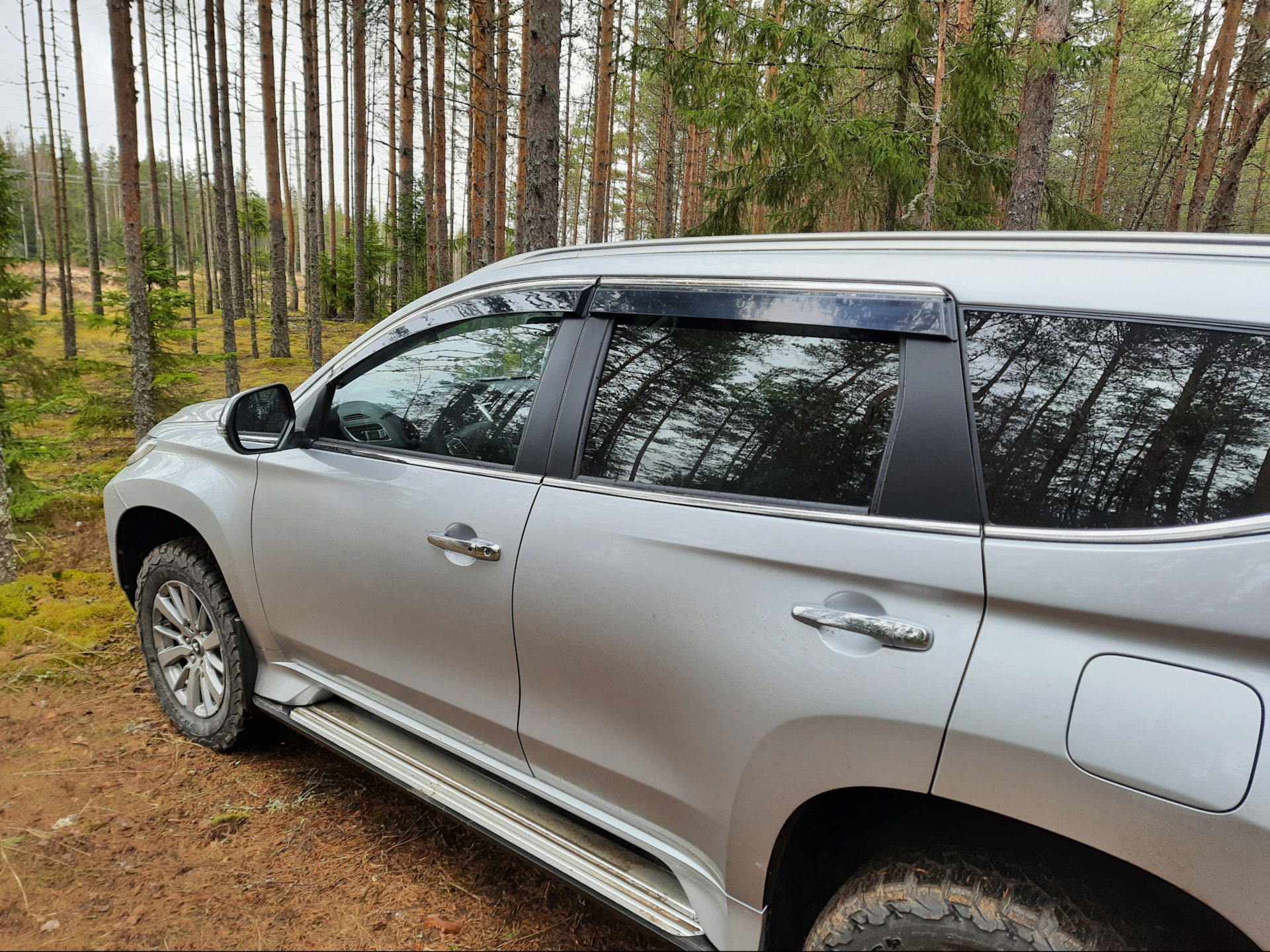 Ветровики паджеро 3. Mitsubishi pajero sport 1998. Дефлекторы на мицубиси паджеро спорт 1. Mz330934. Дефлекторы паджеро спорт 3.