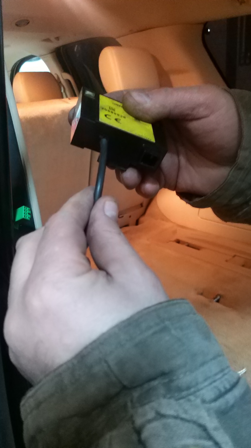 Из блока теперь выходит кабель антенны — Cadillac Escalade (3G)