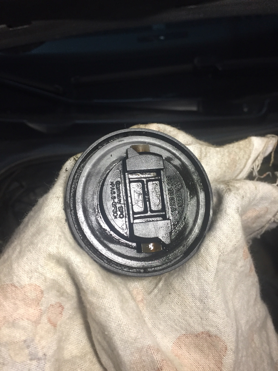 125874 км. Потеет крышка маслозаливной горловины. — Volkswagen Golf Mk6 ...