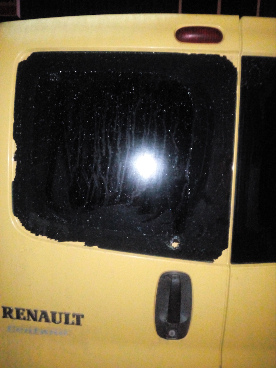 Замена заднего стекла — Renault Trafic (2G), 1,9 л, 2003 года | своими ...