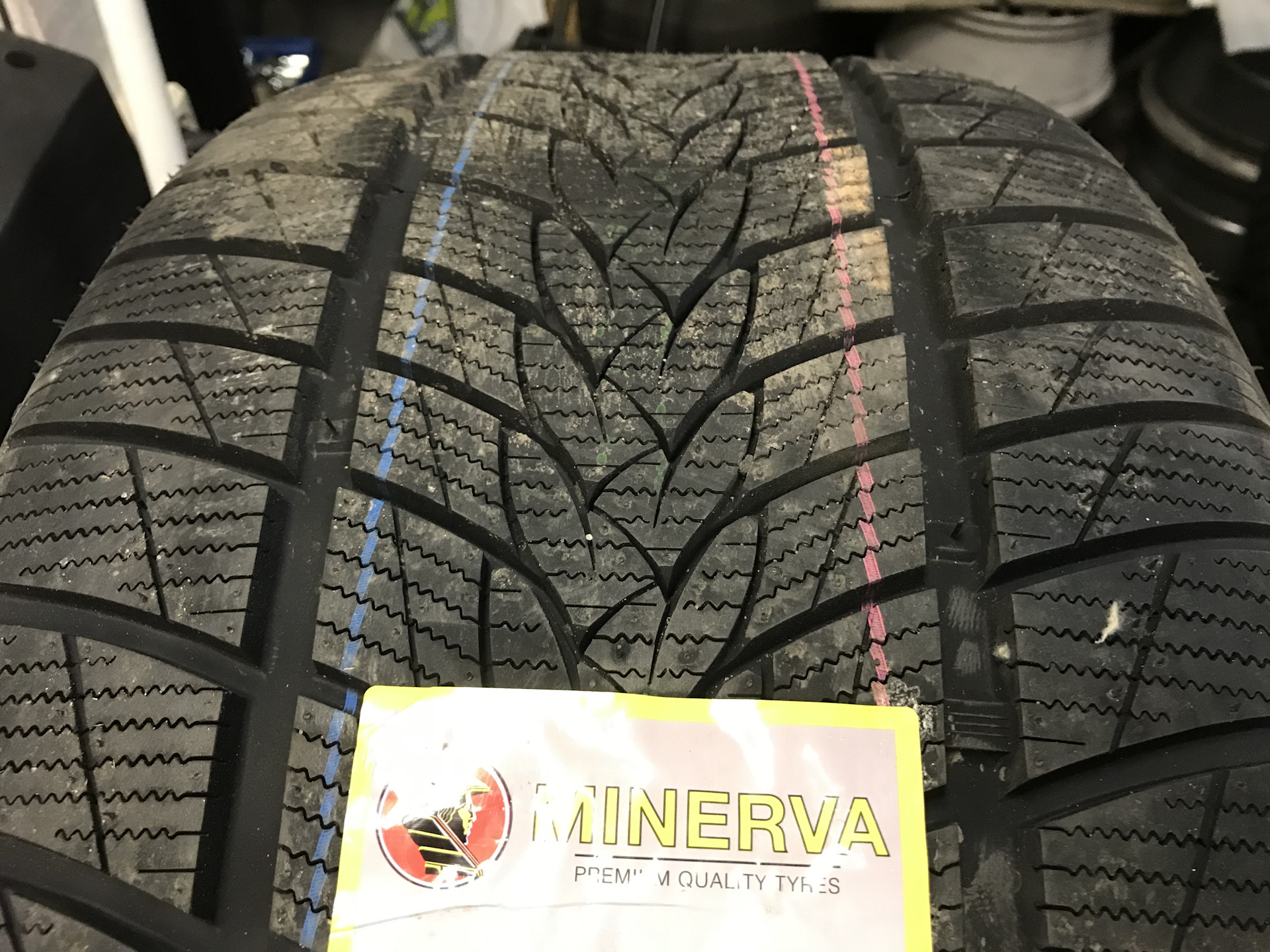 Xl отзывы. Minerva Frostrack UHP. Minerva Frostrack UHP 215/65 r17 99v. Автомобильная шина Minerva Frostrack UHP 235/45 r19 99v зимняя. Автошина Minerva Frostrack UHP 225/50r17 94h.