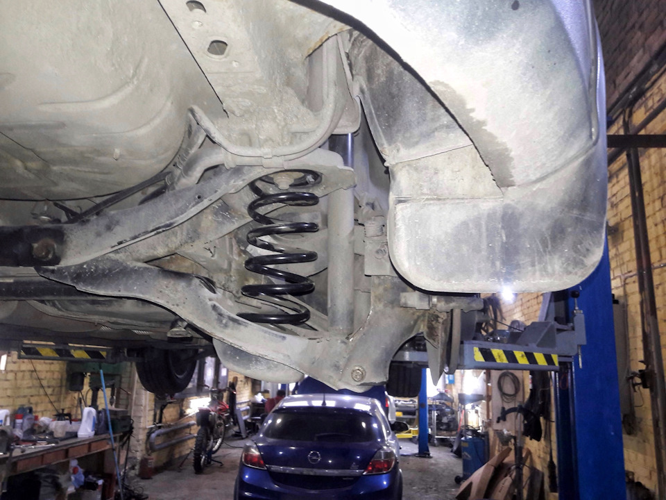 На новых пружинах меток нет, лишь какие то лейшфорсовские буквы и цифры ) — Ford Focus Hatchback III