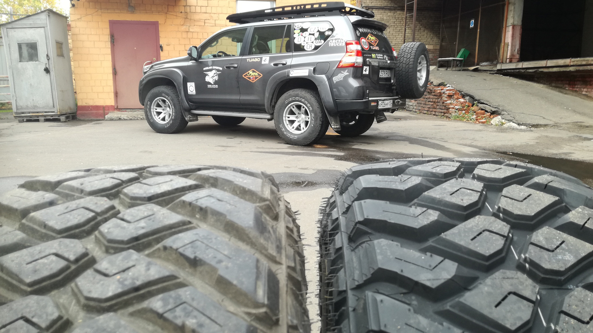 Резина maxxis r17. Maxxis RAZR MT 315/70r17. 315/70 R17. Maxxis 315 70 17. 315/70r17 на Patrol.