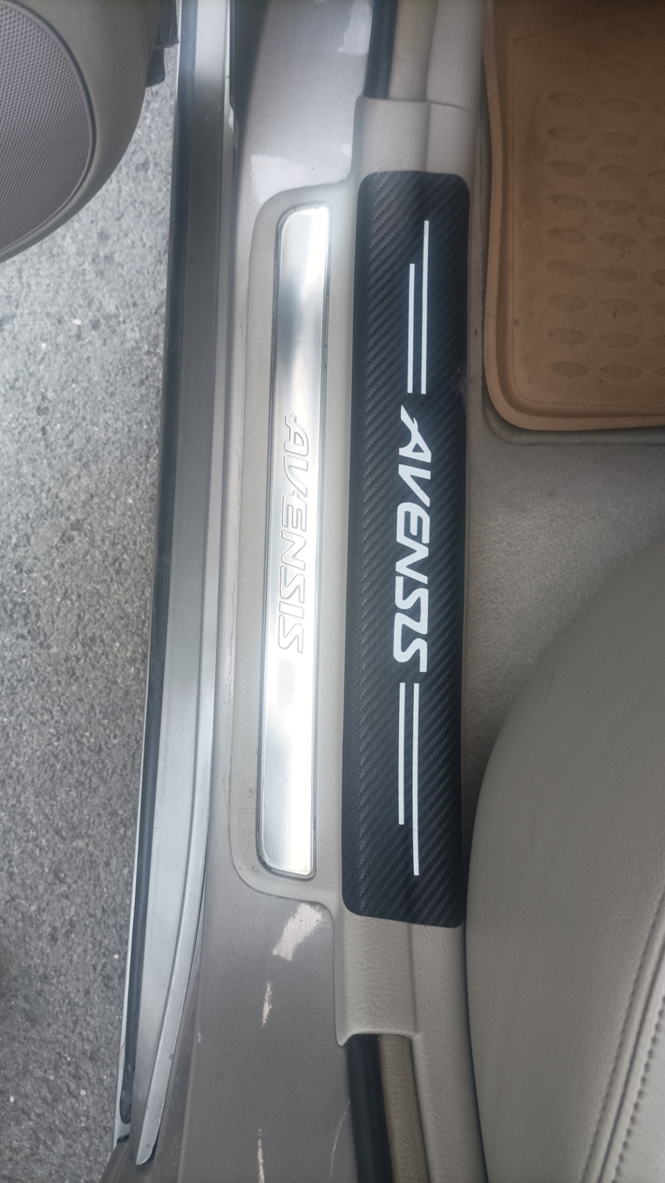 Накладки порогов — Toyota Avensis II, 2 л, 2007 года | аксессуары | DRIVE2