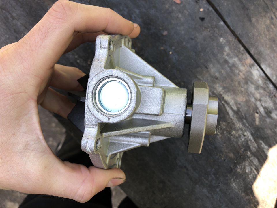 Помпа ОЖ (водяной насос) INA 538033910 — Volkswagen Golf GTI Mk3. Запчасти на фото: 538033910