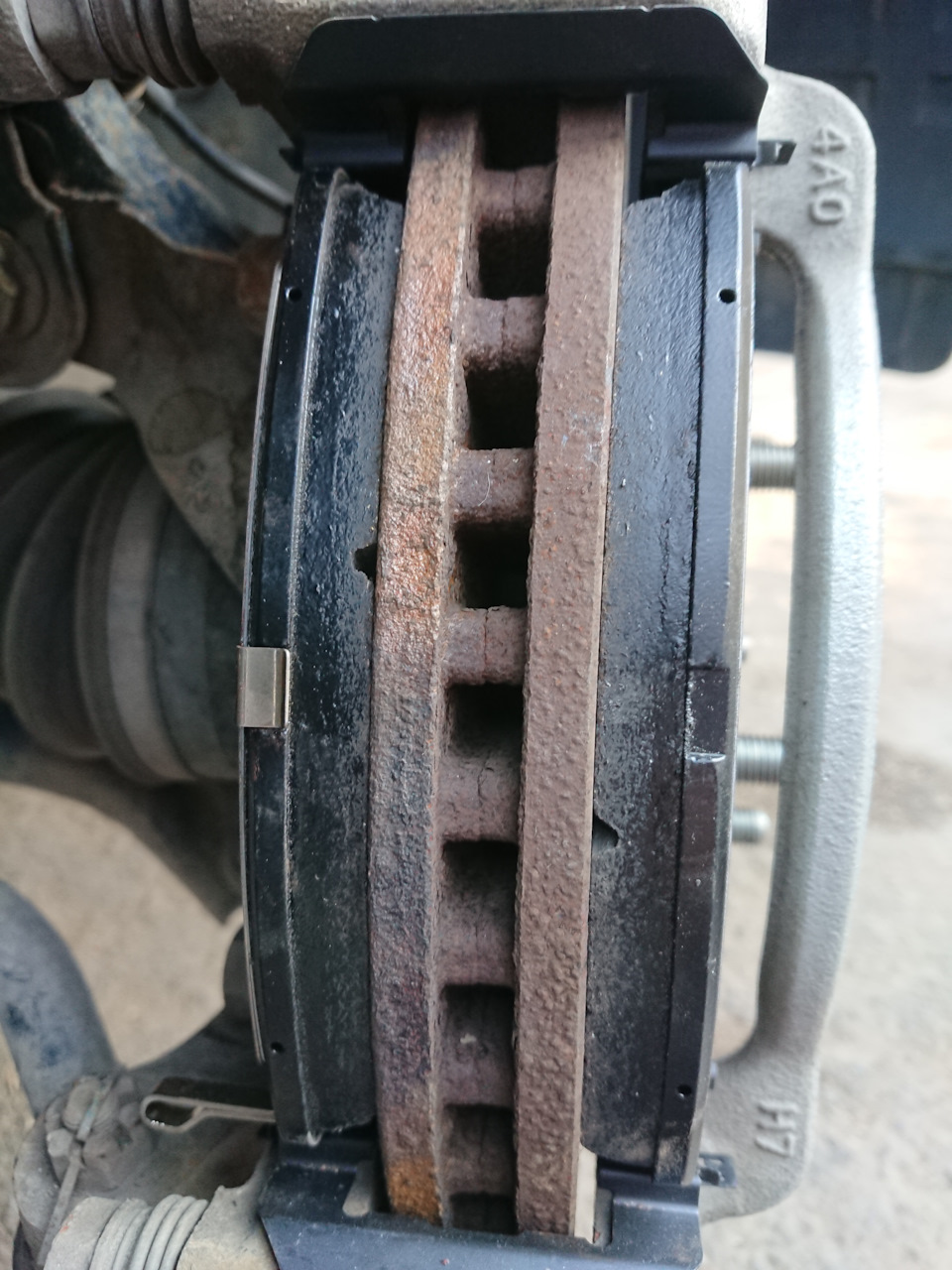 Первая замена тормозных колодок — Hyundai Santa Fe (3G), 2,4 л., 2014 ...