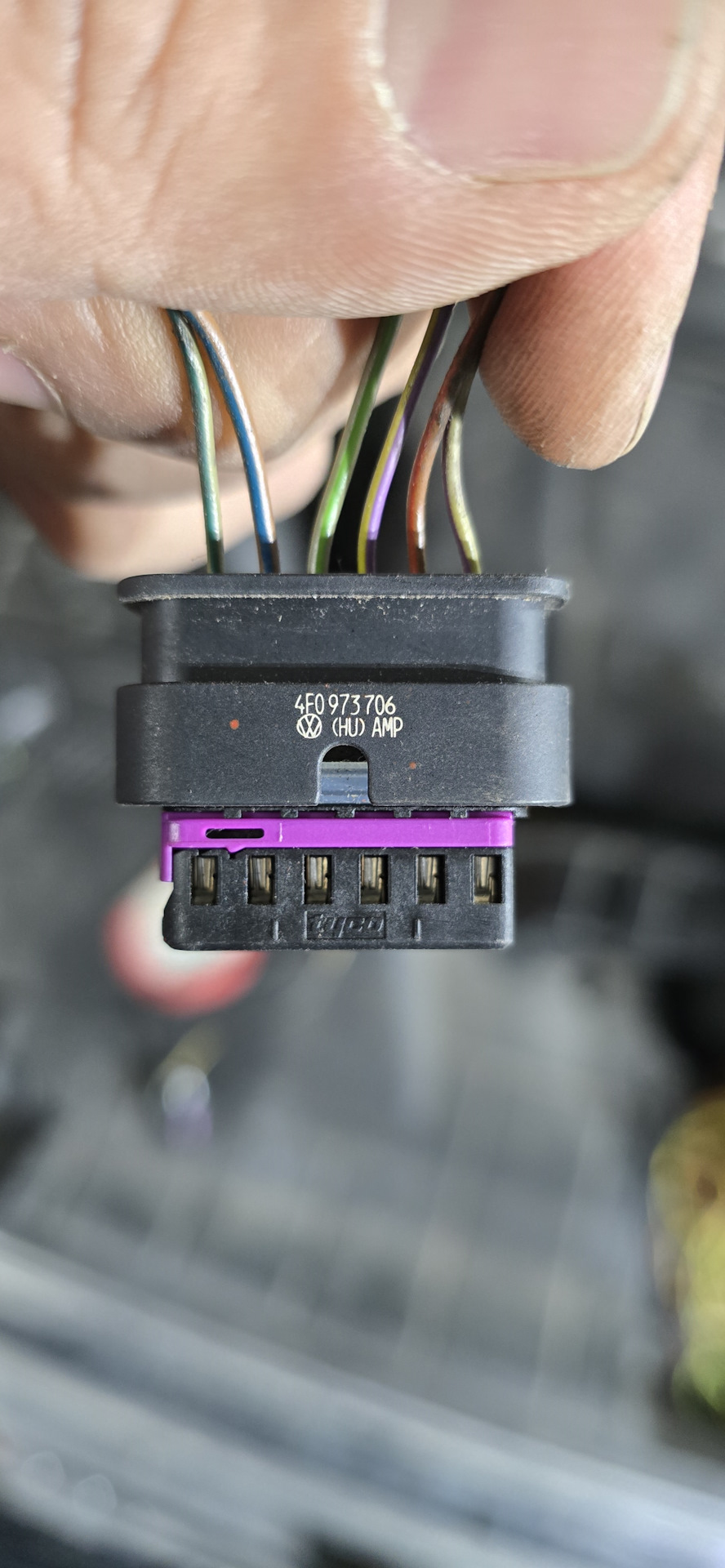 Разъем блока управления — Audi Q5 (1G). Запчасти на фото: 4F0973706