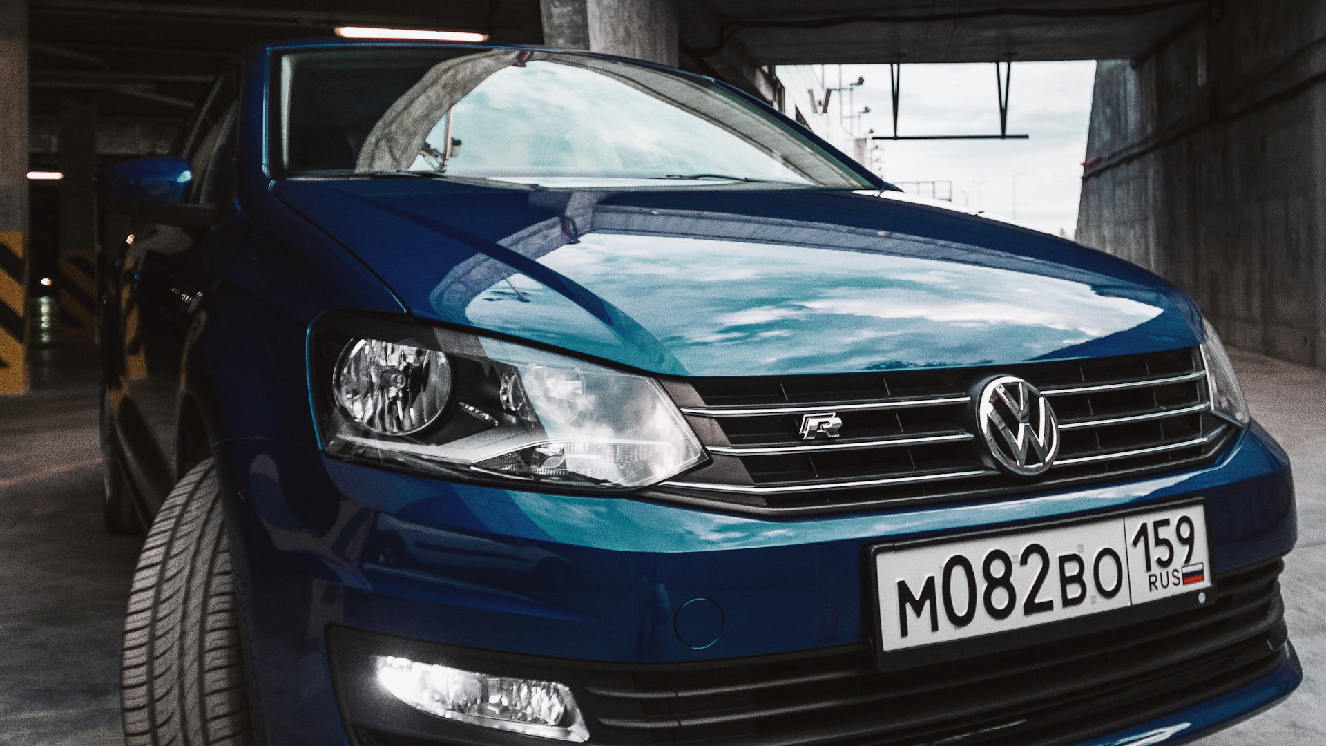 Volkswagen синий. Синий VW Polo sedan. Фольксваген поло седан синий. Фольксваген поло 2018 седан синий. Цвет Фольксваген поло седан.