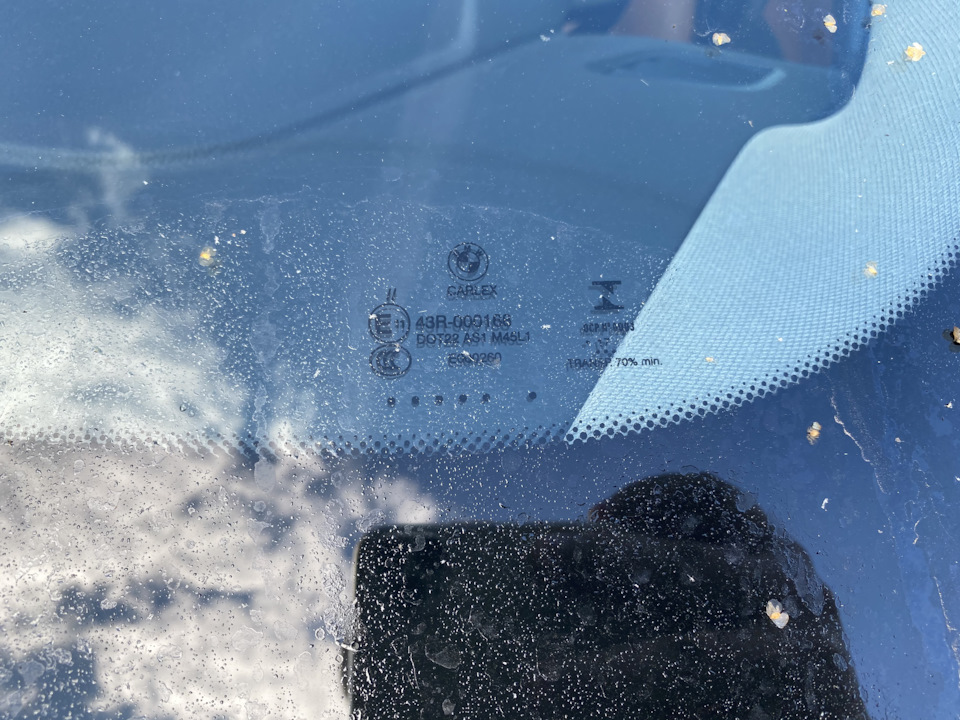 Собственно вот для оценки, и прозрачность видна(смотрите на участок под зоной работы дворников, на вездесущую липу не обращайте внимание). Ну и кому интересно можете на лейблы глянуть, тот же CARLEX — BMW 2 series Active Tourer (F45)