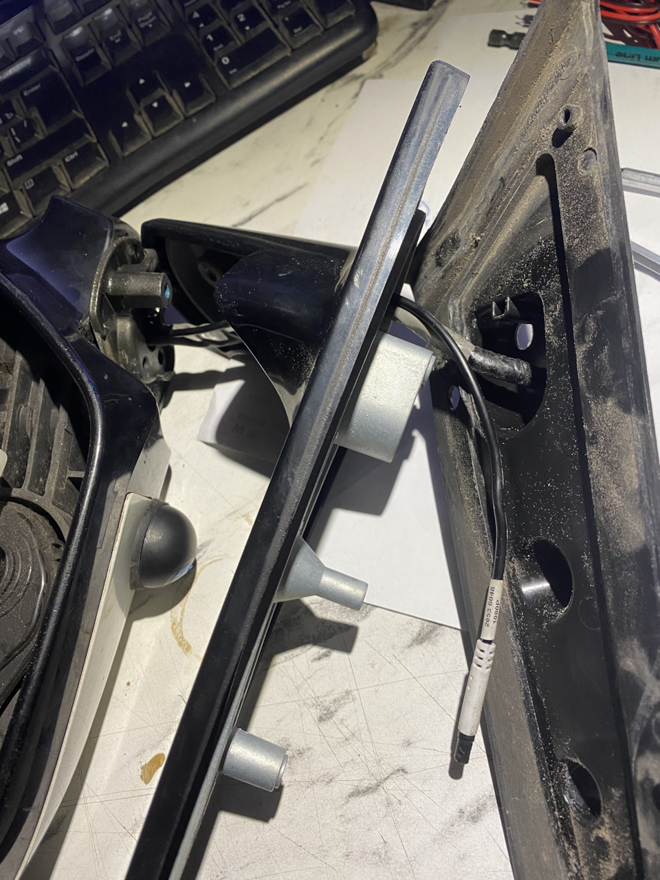 В металлическом корпусе есть бортик, в который упирается фишка провода камеры. Нужно применить всю сноровку, ловкость, инструмент, умение, чудо, смазку и вспомнить все маты, включая не только русские, но все, которые знаете) — Mitsubishi Grandis