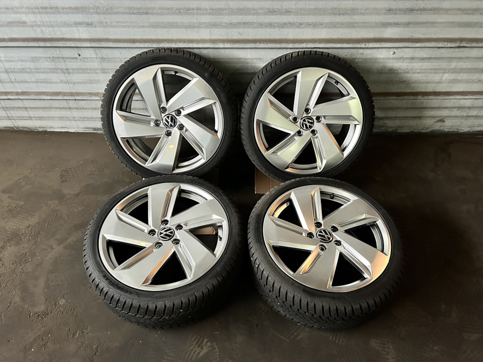 Шины зимние нешипованные Goodyear 225/40 R18, литые диски VAG 7,5Jx18 ET49 5x112 на Audi A3 Sportback (8VA), Volkswagen Golf Mk7, Volkswagen Golf GTI Mk7, Volkswagen Golf Mk8, Audi S3 (8V). Б/у | 90 000 ₽ в городе Москва | DRIVE2