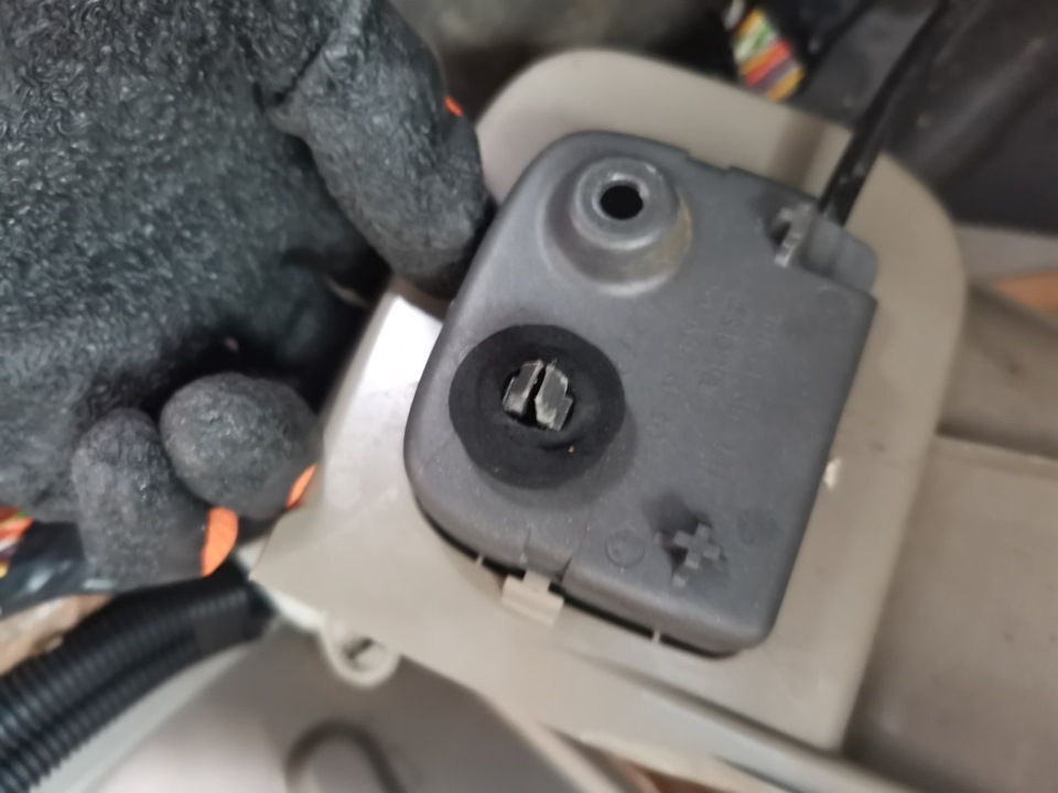 Мокрыл пол🌧️, снятие ковролина. — Volvo XC90 (1G), 2,5 л, 2004 года ...