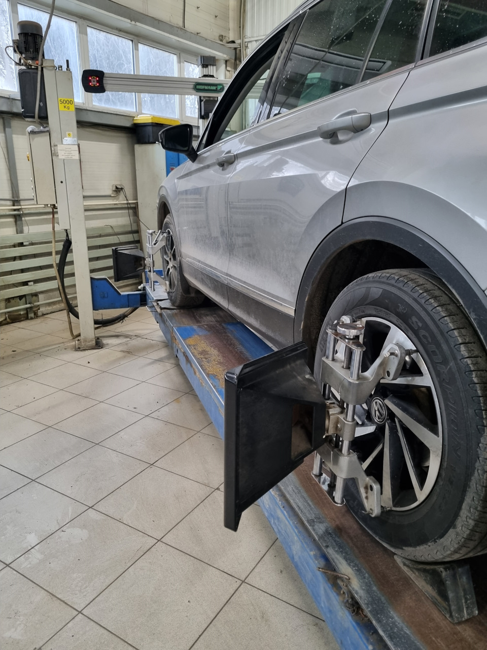 Машина на стенде — Volkswagen Tiguan (2G)
