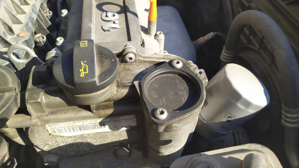 Сопливит масло из-под крышки — Volkswagen Jetta VI, 1,6 л, 2012 года ...