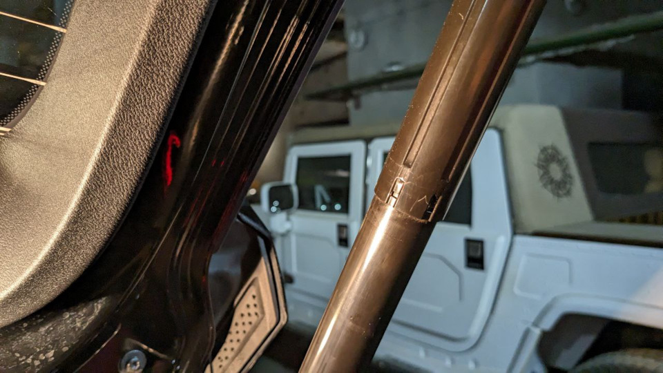 Вид уже без пыльника, видны места, за которые должны цепляться защелки пыльника. — Volvo V60 Cross Country (2G)