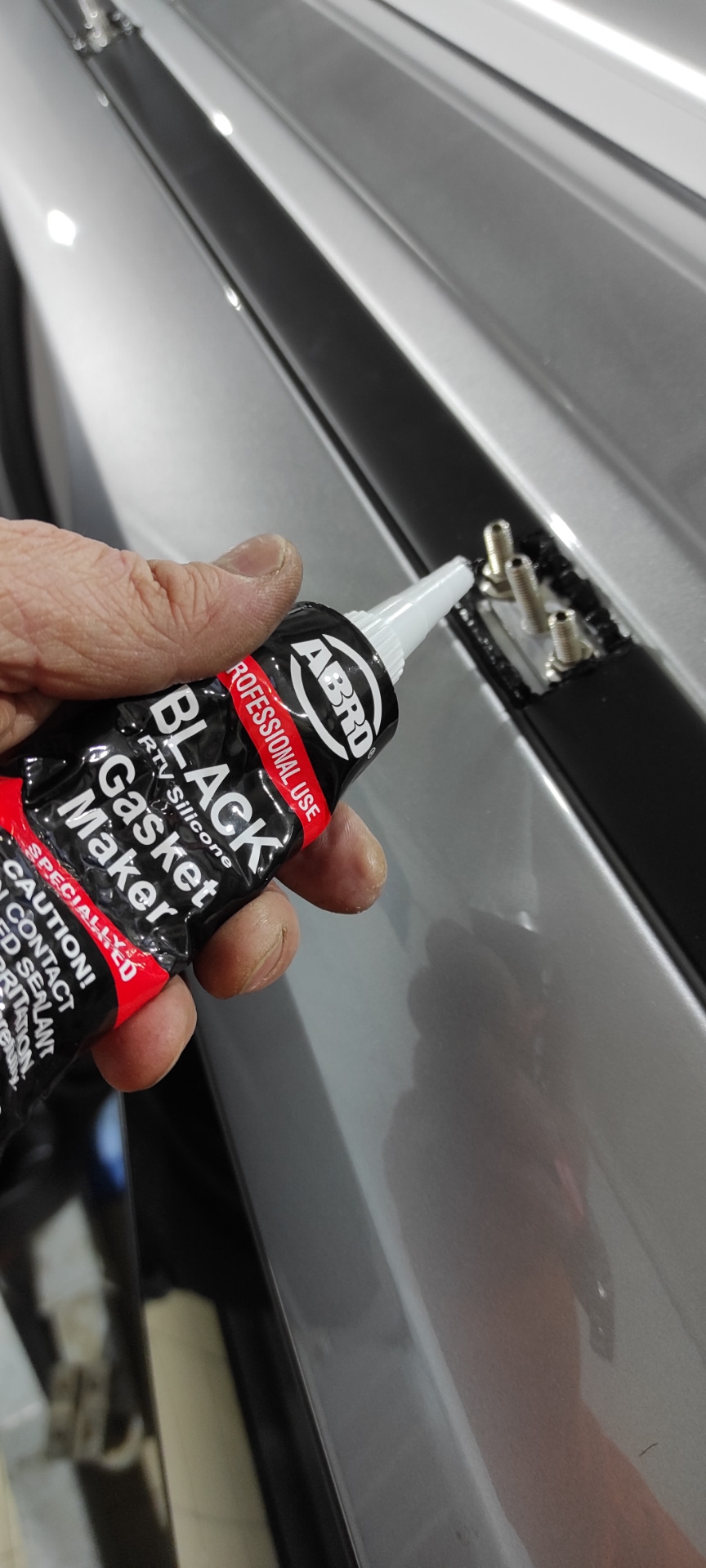 Места креплений промазал силиконом — Toyota Fortuner (2G)