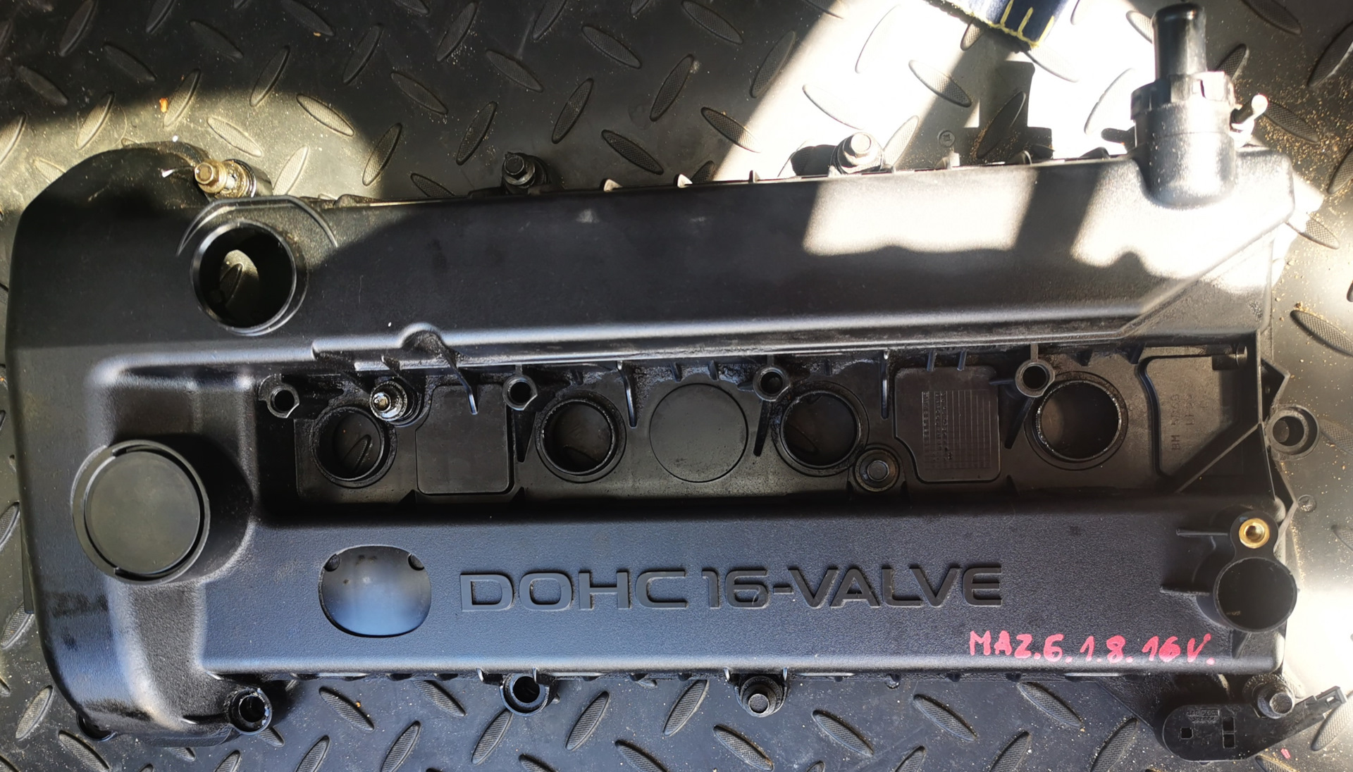 Клапанная крышка мазда 5. Клапанная крышка на 1. Клапанная крышка мазда 6 gg 1. Мазда 6 лфве клапанная крышка. Mazda familia 1.