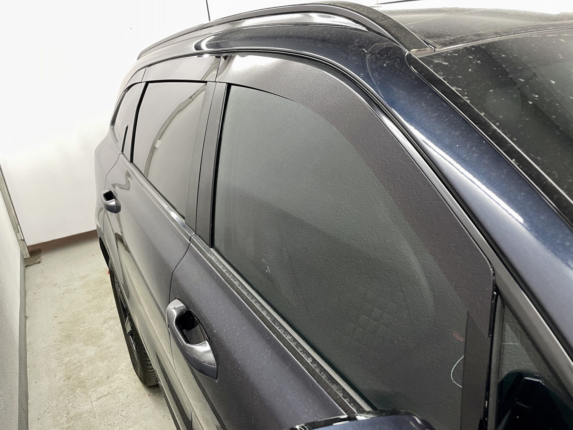 Дефлекторы 2d. Дефлекторы окон 2d киа соренто. Установка дефлекторов на окна форд фокус 1 рестайлинг. Плоский дефлектор на окна автомобиля киа соренто 2 хм. Дефлекторы 2d.