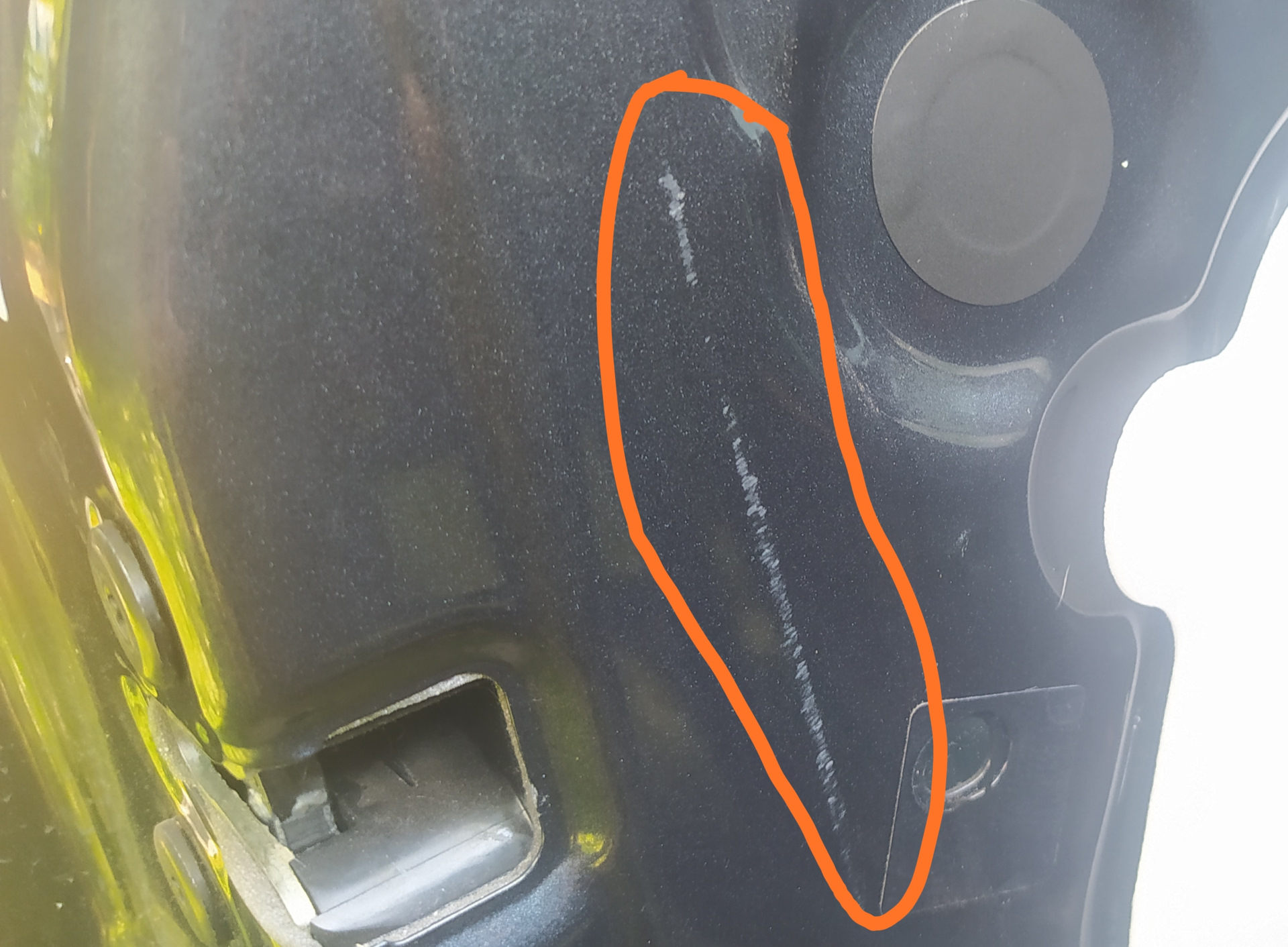 Рено логан трещина на крыше. Толщина краски рено дастер. Лкп дастер. Почему у рено дастера толстое лакокрасочное покрытие. Лкп дастер.