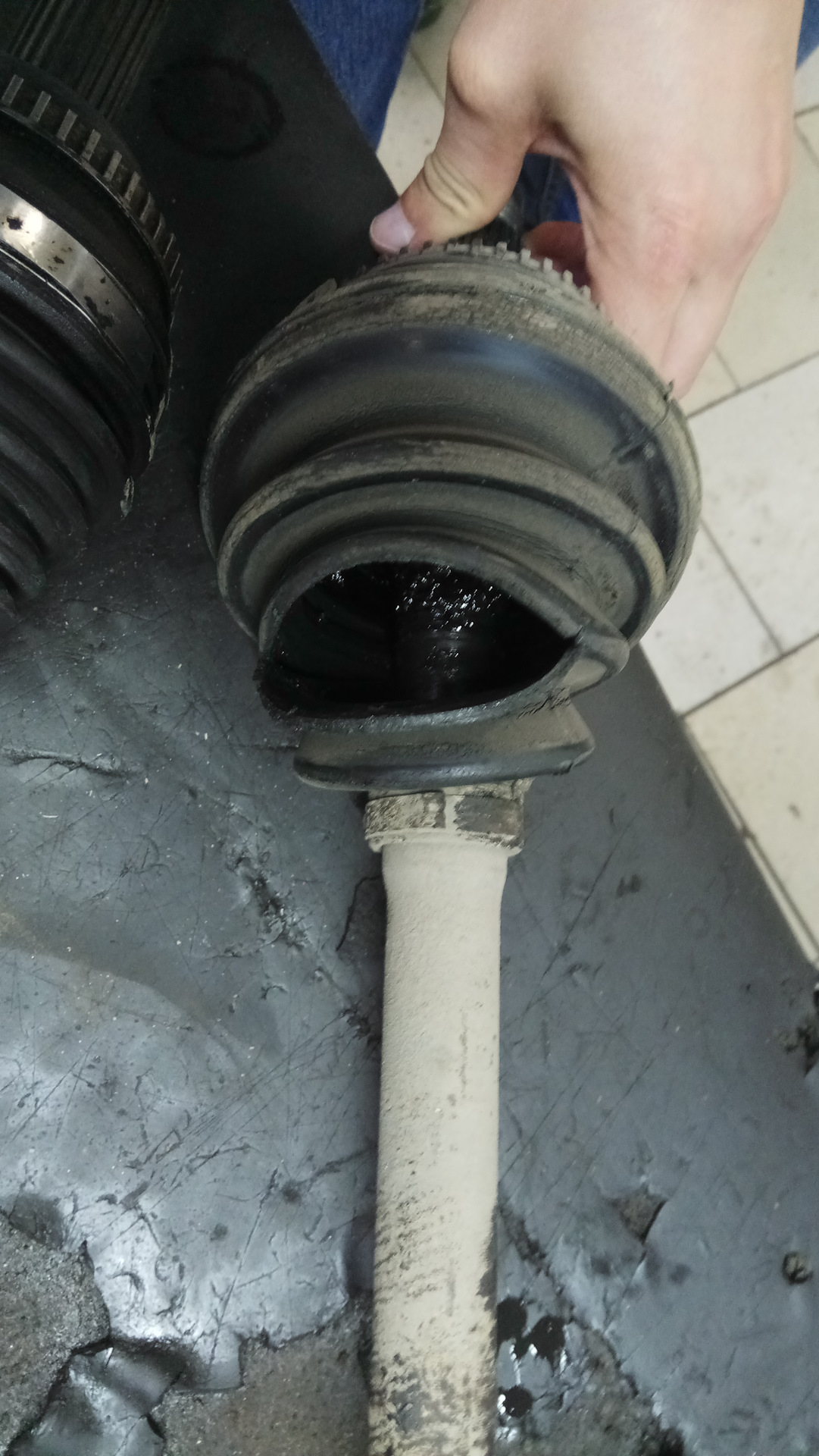 Ехал менять пыльник на рулевой рейке, а поменял еще и левый привод в ...