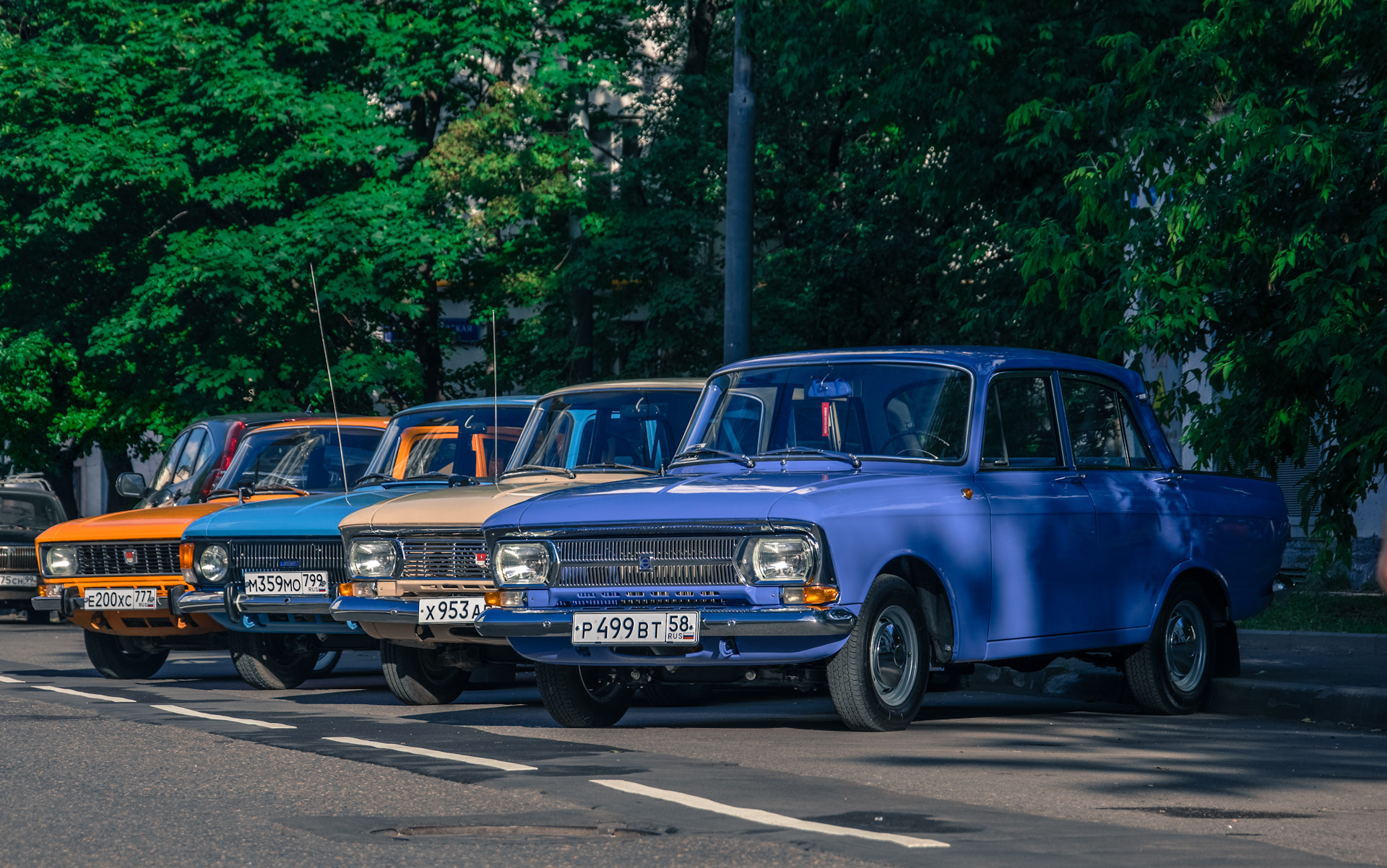 Куда отправили москвичей. Азлк моторный завод. Куда отправили москвичей. Много машин москвичи. Парад ретро автомобилей в москве 2022.