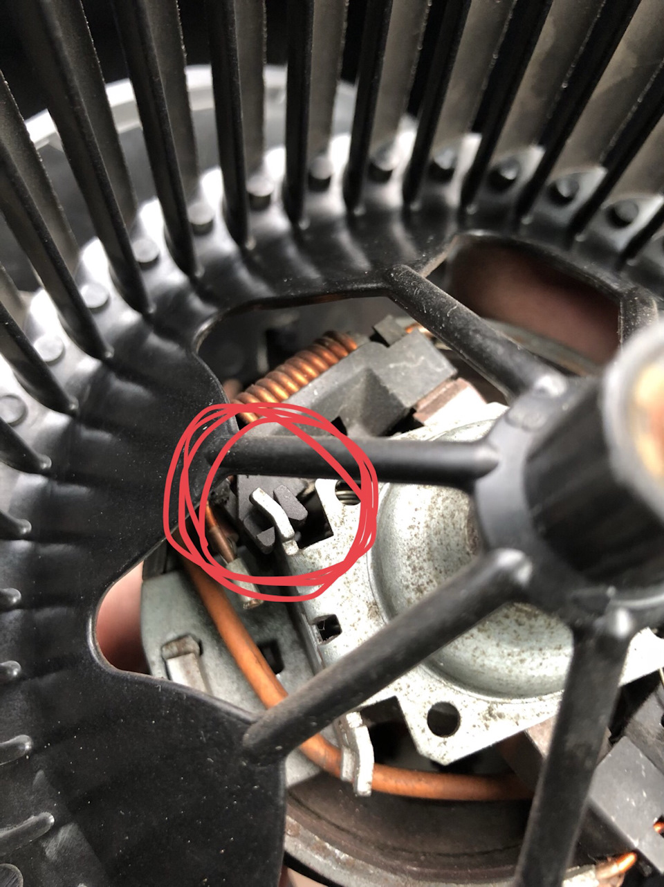 Почему сильно шумят вентиляторы. Щётки моторчик отопителя Калина. Щетки для вентилятора радиатора ВАЗ 08.
