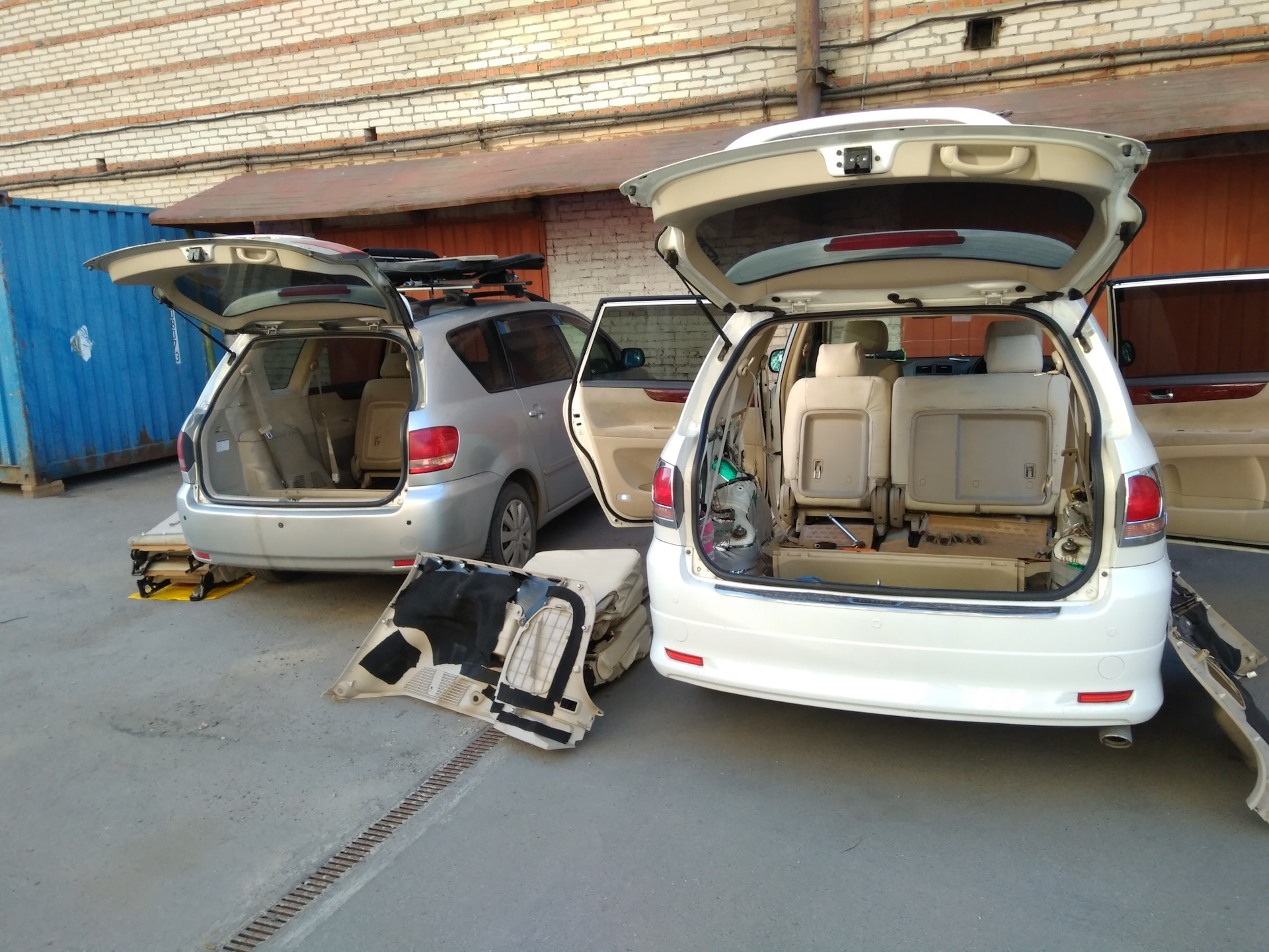 Toyota ipsum салон багажник