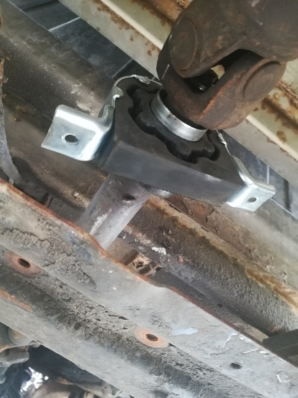 Замена подвесного — ГАЗ Газель, 2,4 л, 2003 года | своими руками | DRIVE2