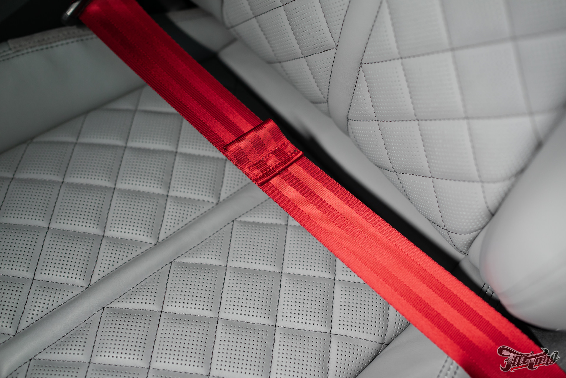Красные ремни безопасности. Красные ремни безопасности Audi q5. Sq7 Audi красные ремни безопасности. Красный ремень безопасности Octavia RS. Ауди q7 2015 ремни безопасности.